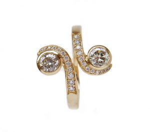 Diamond and 18ct yellow gold ring