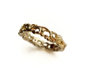 9ct yellow gold ring with detail.