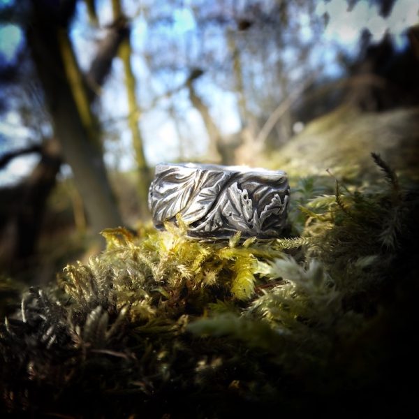 Hand engraved ring with sculptured leaf pattern